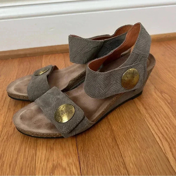 Taos Women’s Carousel 2 Grey Strappy Suede Wedge Sandals Women’s Size 9-9.5 - Picture 2 of 10